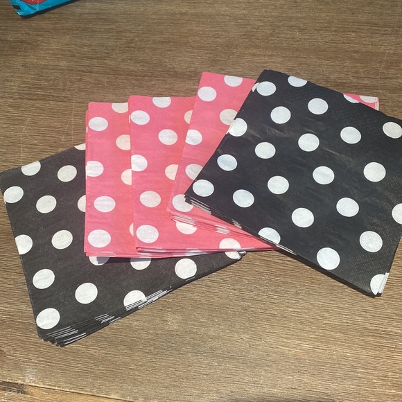 Box of Mini mouse birthday party decorations - Picture 5 of 9